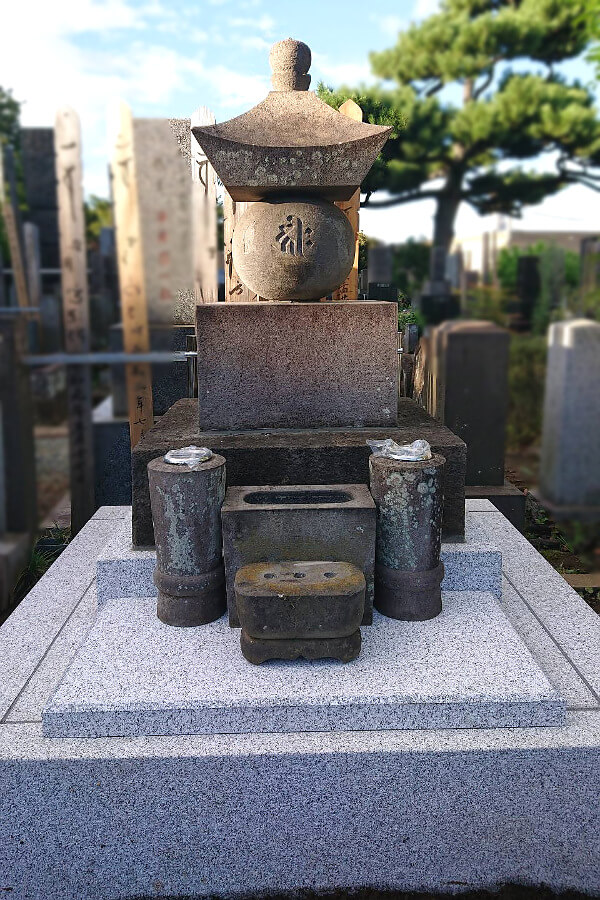 小たたき仕上げの本小松石の五輪塔に合わせて、茨城県産やさと御影石